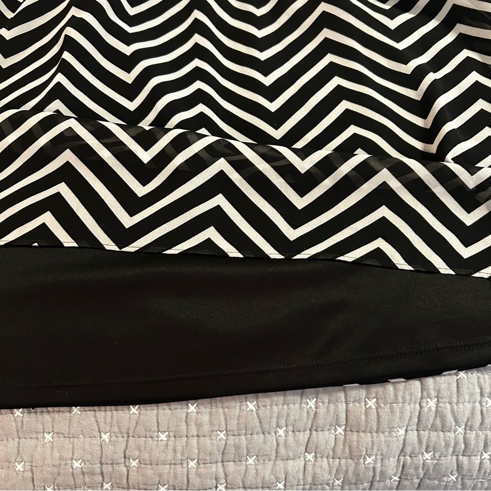 Express Women’s Black and White Chevron Dress Size Medium - Picture 5 of 6